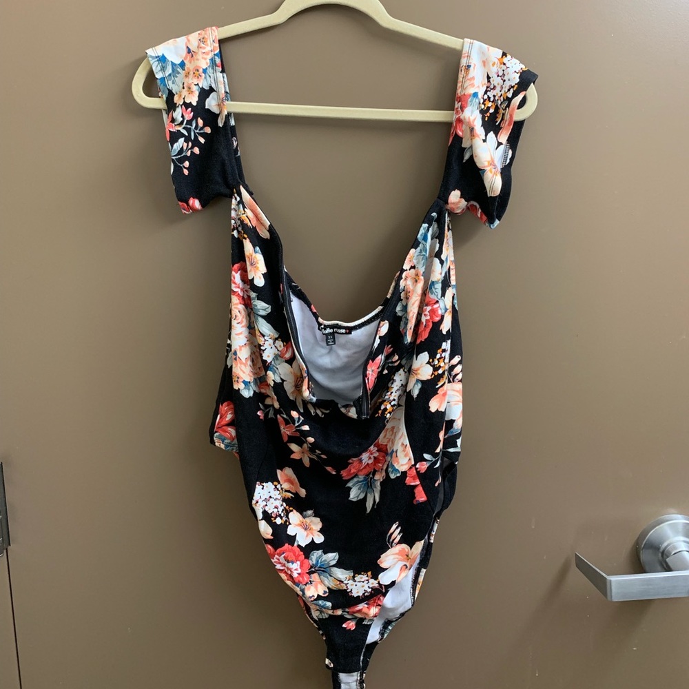 Plus Size Floral V-neck bodysuit with sleeves - Picture 2 of 2